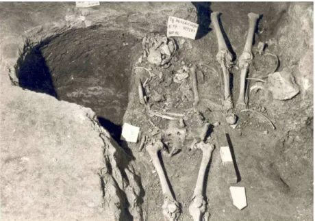 Figura 4. Aspecto da sepultura 16 e sepultura 9 durante a escavação. Observa-se do  lado esquerdo um silo