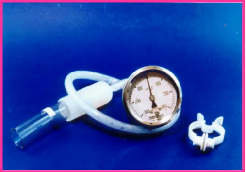 Figura 2.Manovacuômetro (FAMABRAS), com intervalo operacional  de 0 a ± 300 cm H 2 O, equipado com adaptador de bocais  acrílico, borracha condutora  pinça nasal
