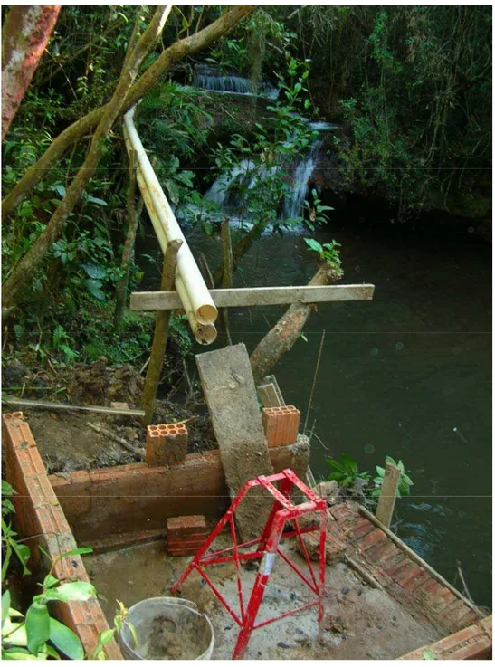 Figura 10. Implantação da roda d´água para irrigação da horta  coletiva e abastecimento das residências no lote de  produção em julho de 2006
