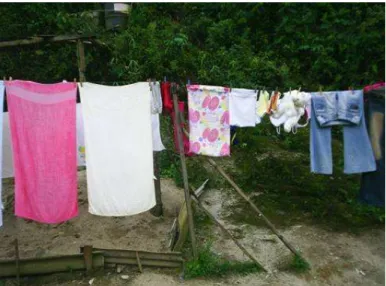 Figura  15  –  Roupas  lavadas  e  secando  no  local  interditado  pela  Defesa  Civil