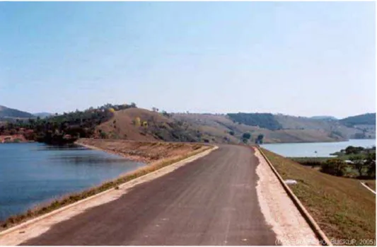 Figura 2 . Dique de Capitólio. Na margem esquerda está o lago de FURNAS e na direita o lago  do rio Piumhi