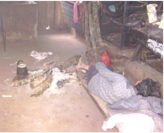 FOTO 2. Índio Kaingang dormindo ao lado do fogo                      Foto: Lúcia Gouvêa Buratto – maio de 2009 