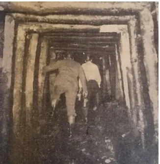 Figura 21 – Estrutura de suporte em madeira, de uma das galerias da mina do Espadanal   (in suplemento económico do Diário Ilustrado de 21 de junho de 1958, Foto: Félix Bragança) 
