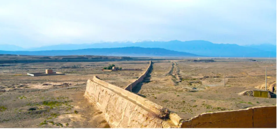 Fig. nº 3 - Troço da muralha da China  no deserto de Gobi