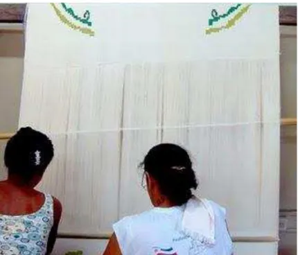 Figura 16 Rede em processo de tecelagem durante o curso de produção  de rede programado em parceria com a EMEB