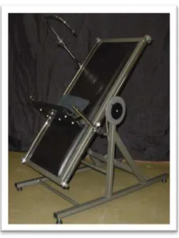 Figura  1.  Cadeira  sobre  a  qual  o  bebê  foi  posicionado  para  realizar  a  tarefa  experimental