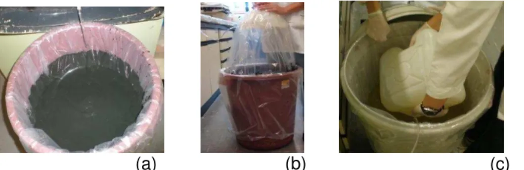 FIGURA 5.4 - Acondicionamento das amostras coletadas durante a montagem dos  experimentos:  (a)  e  (b)  sedimento  e  (c)  amostras  de  água  da  interface   sedimento-coluna de água