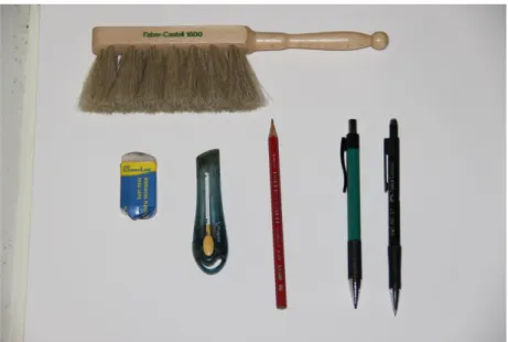 Figura 4.2: Pincel de Limpeza, duas borrachas de desenho, um lápis de carvão 2B e duas lapiseiras de 0.5 e 0.7mm