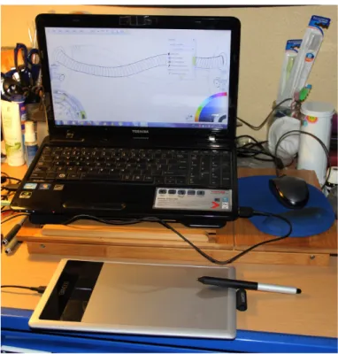 Figura 4.9: Computador portátil com o software Artrage 3 Studio Pro e a mesa digitalizadora Wacom Bamboo