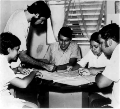 Foto 2. Un grupo de estudiantes efectúa la planificación de su trabajo  de campo en uno de los Laboratorios de Comunidad