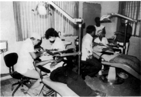 Foto 2. Un estudiante de odontología y tres auxiliares se desempeñan en un  módulo en la clínica dental de Buena Vista, bajo la supervisión de un docente