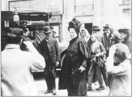 Figura 1. Fotografia - A 3.ª duquesa de Palmela, D. Maria Luísa de Sousa Holstein, nas ruas de Lisboa, 1909 62 