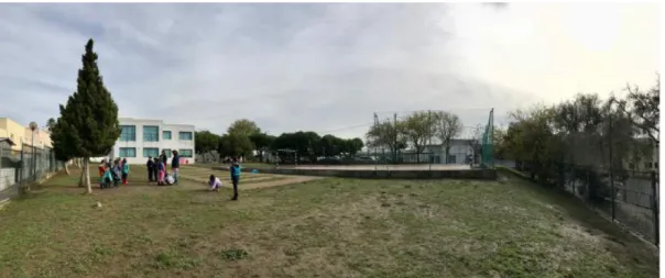 Foto 3.7: Vista panorâmica do pátio e do campo de jogos da EB1 da Várzea de Sintra a partir dos fundos do  terreno