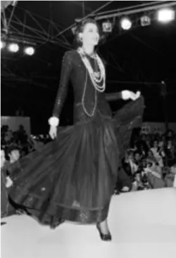 Figura 36 - Imagem dos bastidores do primeiro  desfile de Karl Lagerfeld para a Chanel, em  1983, site - www.chanel.com 