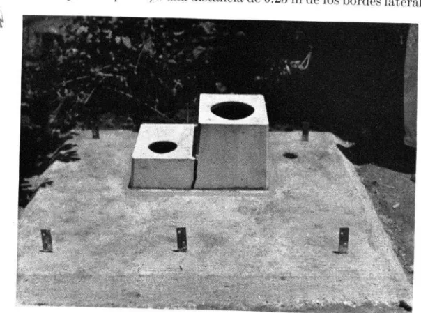 FIGURA  2.-Piso  y  asientos  de  concreto  montados  sobre  el  hoyo.  A  las  piezas  de  metal  se  atornillan  los  maderos  de  la  armazón  de  la  caseta 