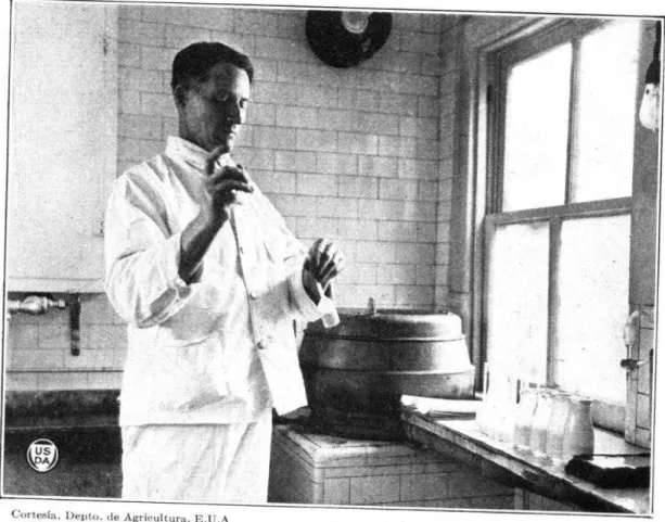 FIG.  2.-H  laboratorista determina el contenido de aasa. 
