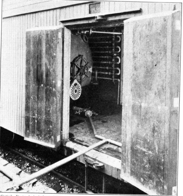 FIG.  3.-Del  vagón-tanque  pasa  la  leche  a la  planta  por  una  tubería  higihnica