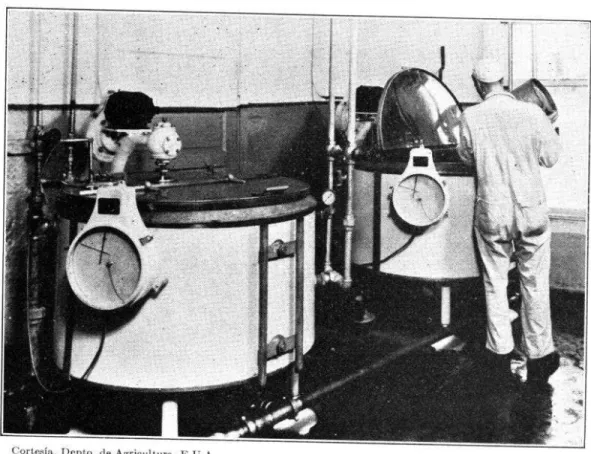 FIG.  4.-E]  operario  vierte  el  contenid  de  las  vasijas  en  las  cubas  de  termografo  instalado  en  cada  cuba