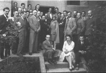 Fig.  20.  Fotografia  de  grupo  -  Primeiro Congresso CIAM (C.I.A.M  Y  TEAM  X .  Disponível  em  www.arqred.mx 
