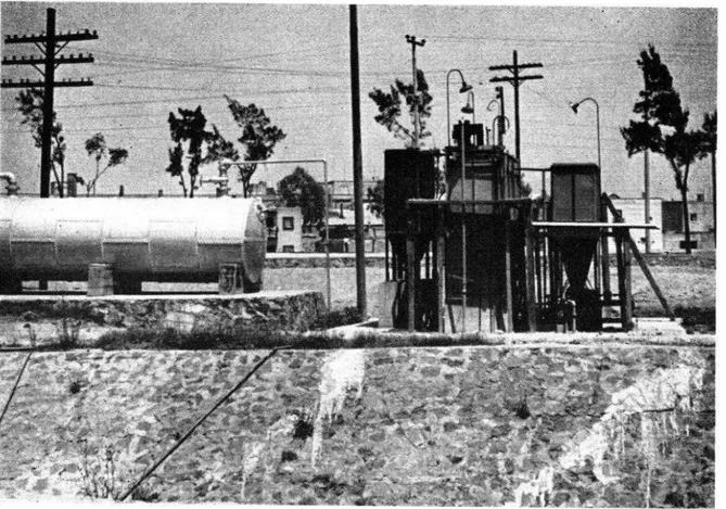 FIG.  l.-Vista  de  la  planta  de  tratamiento  mostrando  de izquierda  a  derecha  el  sedimentador  primario  tanque  de  aeración  y  sedimentador  secundario