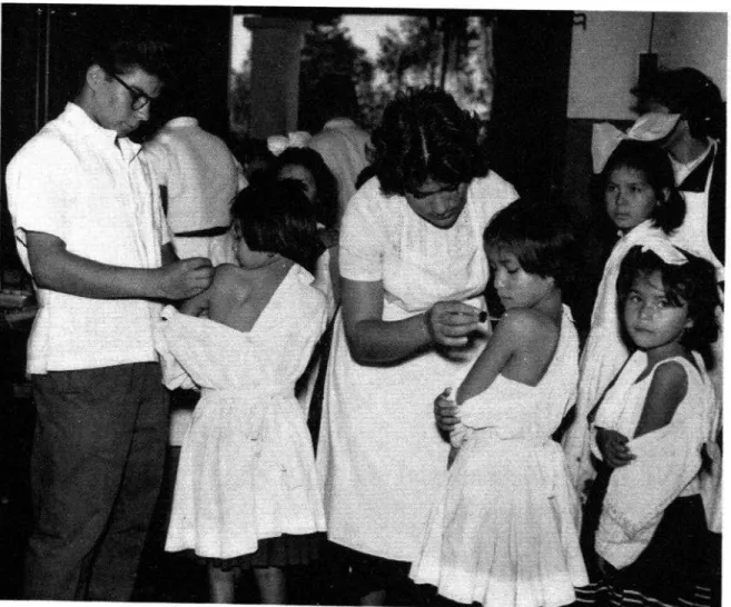 FIG.  3.-Todos  los  niños  de edad  escolar  en el  Paraguay  son  vacunados  contra  la  viruela  como parte  del  programa  de erradicación  de dicha  enfermedad