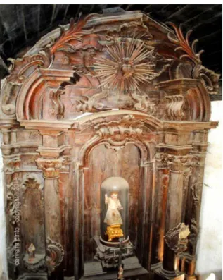 Figura 12. Capela de Nossa Senhora: retábulo de talha barroca. Fotografia  de Ricardo Soares.