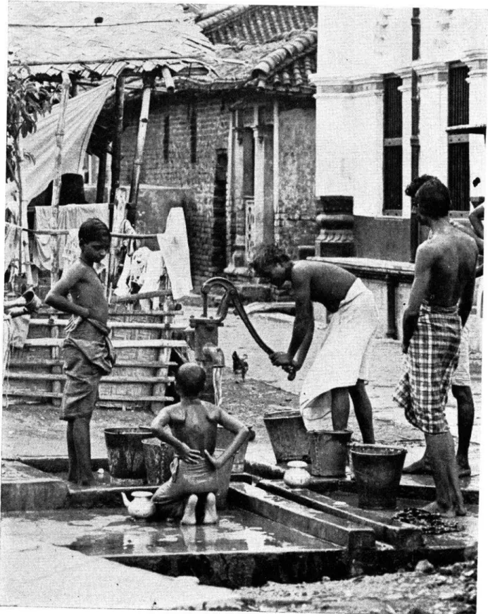 FIGURA  4  -  Esperando  turno  en  una  bomba  de  mano.  Calcuta,  India. 
