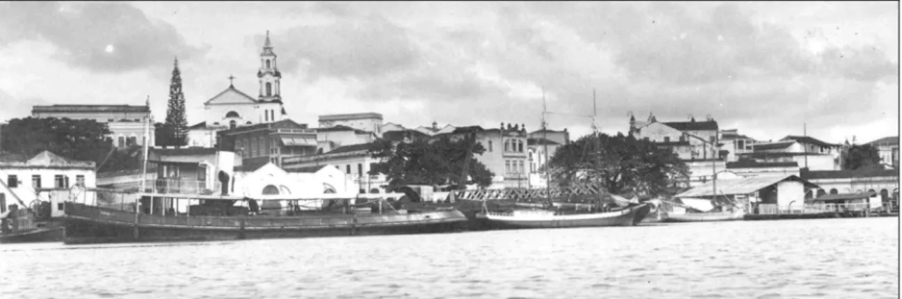 Figura 18 – Panorâmica da cidade da Parahyba às margens do rio Sanhauá, em 1930, evidenciando o  ancoradouro de barcos nas imediações do Porto do Varadouro