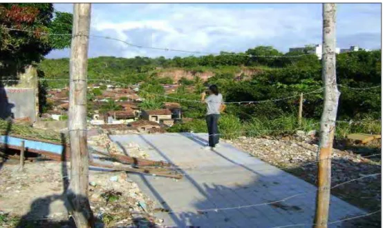 FIGURA 2.9 – Foto de piso de casa do ”Timbó de Cima” demolida no limite da encosta