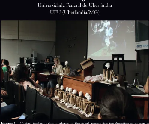 Figure 1 - Cariad Astles at the conference Practical approaches for directing puppetry: a  dialogue, during the event 3rd PRO-VOCATION in UDESC (2019)