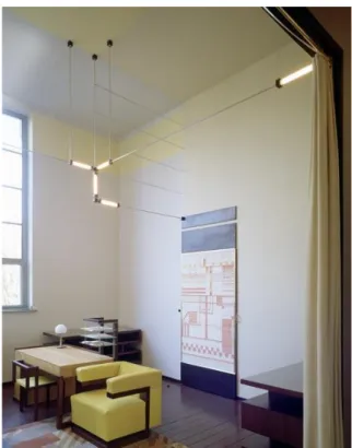 Figura  9  –  Walter  Gropius,  Bauhaus  –  Weimar,  sala  da  diretoria  com  vista  da  luminária  desenhada  por  Gropius,  1923