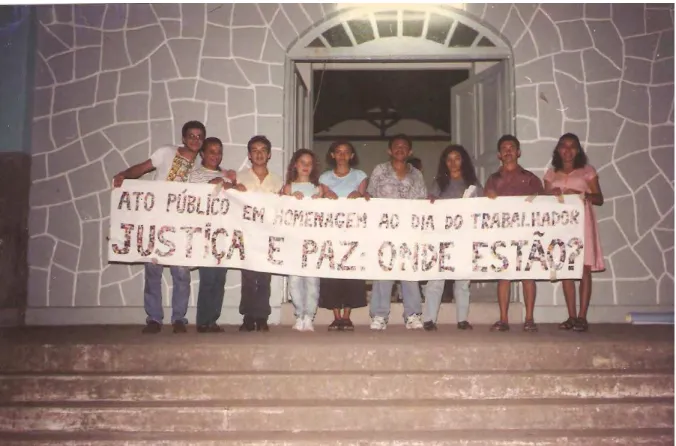 Foto 2 - Representantes de dois grupos de base, o Grupo de Amigos do Meio Popular (Gamp ) e o Missionários,  ambos da área de Cruz das Armas, Zonal Suburbano, unidos num ato público no Dia do Trabalhador