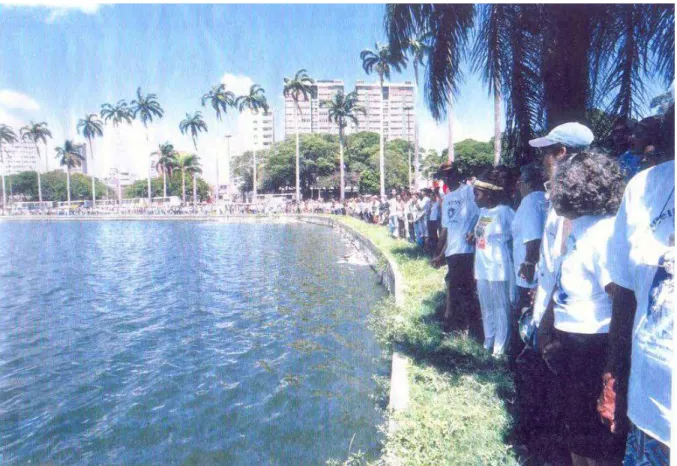 Foto 4 – “Abraço da Lagoa”, no 1º Congresso, em comemo ração aos 20 Anos da PJMP ocorrido em  janeiro de  1999, em João Pessoa