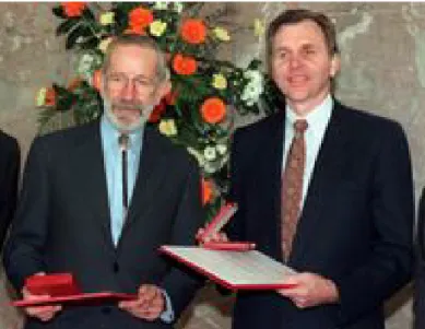 Figura 1 - Robin Warren e Barry Marshall, em Estocolmo, na atribuiçao do Prémio  Nobel
