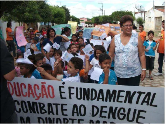 Figura  7  –  Caminhada  promovida  pela  Escola  B  para  disseminar  o  combate  ao  mosquito  da  dengue  na  comunidade