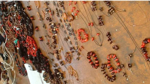 FIGURA  12  –  Bio-joias  confeccionadas  por  artesãs  que  habitam  no  entorno  da  FLONA  Araripe  utilizando  materiais  coletados  na  UC  após  oficina  ministrada  pela  servidora  Maria  Araújo Férrer (Louzinha)