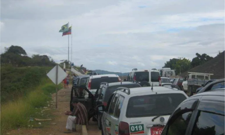 Foto 01 – Fila de carros brasileiros para abastecimento no  posto de combustível da fronteira Pacaraima / Santa Elena