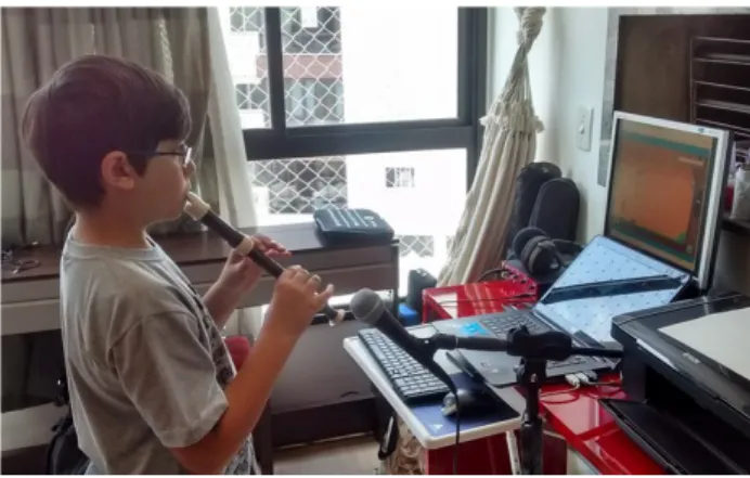 Foto 2: Amadeo jogando JoyTunes com a sua flauta doce (modelo Yamaha 314B). 