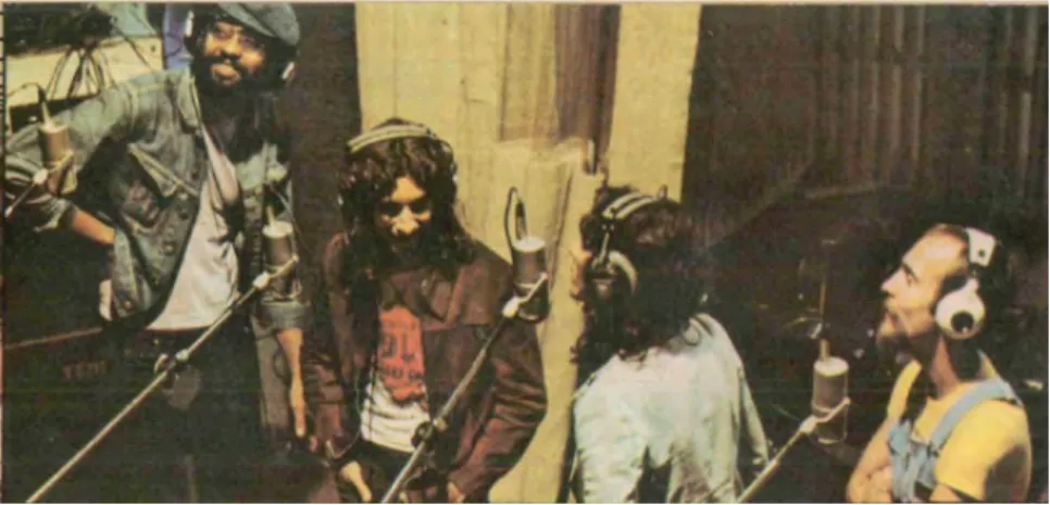 Fig. 6: Detalhe do encarte do LP Casa Encantada, mostrando os músicos no processo de ensaio e de gravação.