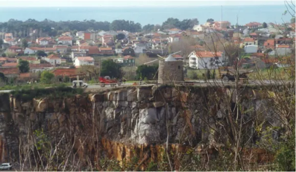 Figura 7 - Fotografia evidenciando pormenores do contexto urbano que rodeia a Pedreira da Madalena (Arquivo da  SOLUSEL)