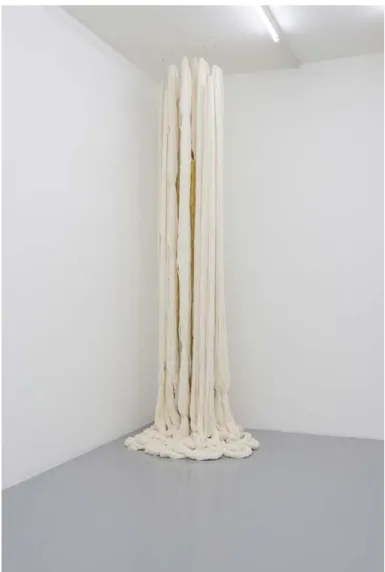 Fig. 6 - Sheila Hicks, The White River, 2014, Ligne, fibre acrylique, 500 x 80 x 80 cm, De 11 Lijnen Foudantion.