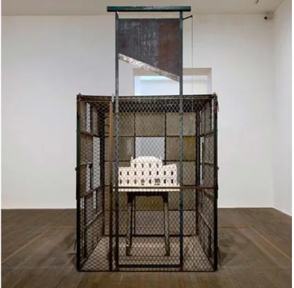 Fig. 4 - Louise Bourgeois, Cell (choisy), 1990-1993, métal, verre, marbre, 302,3 x 368,3 x 304,8 cm,  Ydessa Hendeles Art Fondation, Toronto.