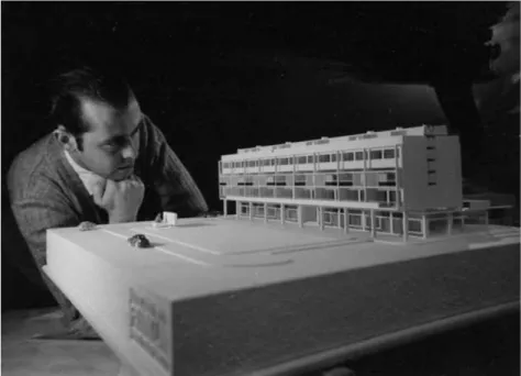 Figura 4. Pereira da Costa fotografado por Teófilo  Rego olhando a maqueta do seu projecto para o  bloco de habitação da praça Afonso V (Porto)