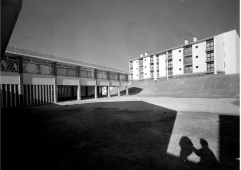 Figura 5. Bairro da FCP-HE, Cabo-Mor, em Vila  Nova de Gaia (1957/60), imagem de um dos blocos  de habitação e de um dos quatro pavilhões que  compõem o equipamento escolar previsto em  projecto