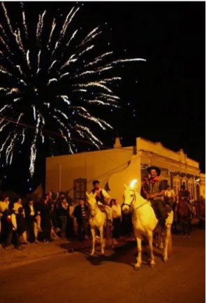 Fig. 36 – Espetadores à espera do cortejo na escadaria e adro  da Igreja Matriz (2011) 