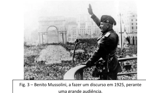 Fig. 3 – Benito Mussolini, a fazer um discurso em 1925, perante  uma grande audiência