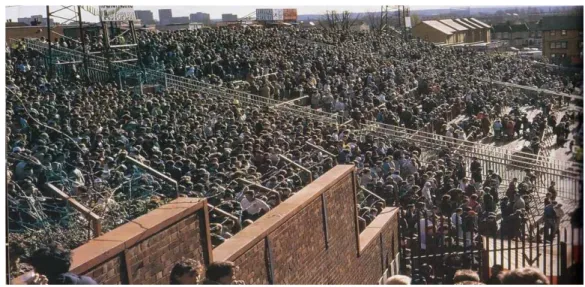 Figura 2 – Imagem de um estádio de futebol na década de 1980  Fonte: (Whalley, 2016)