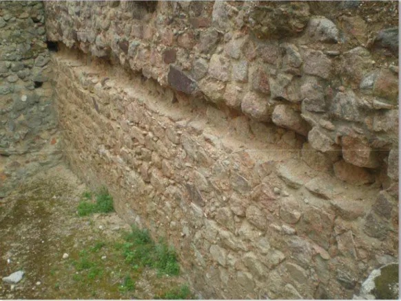 Figura 7. Vestígios na estereotomia dos muros respeitantes a algumas construções de apoio à guarnição  militar
