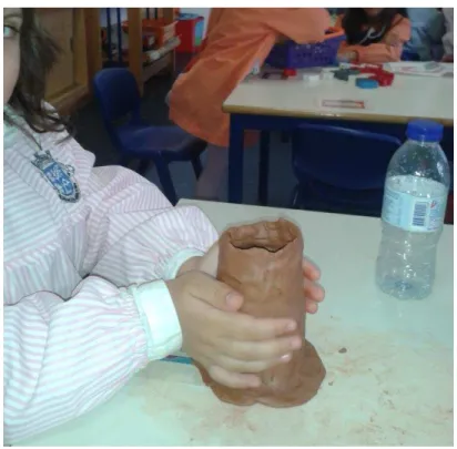 Fig. 13  –  Construção do vulcão utilizando barro e uma garrafa de plástico a servir de  suporte 