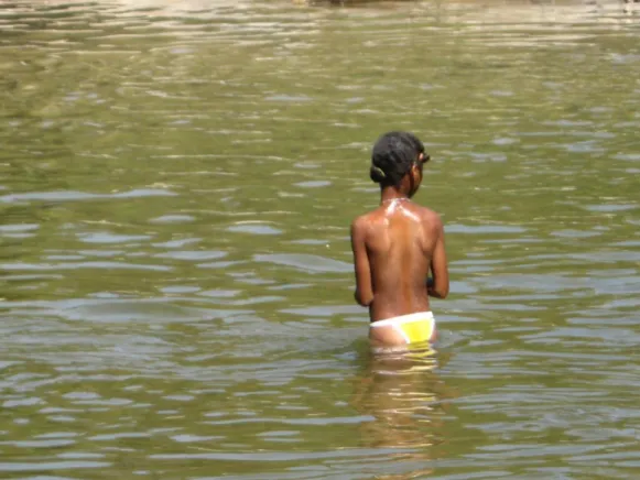 Figura 1.9: Criança Kalunga banhando-se no rio (Foto: Marcos Paulo, 2010) 
